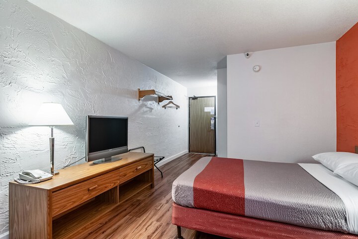 Room 10 of 30