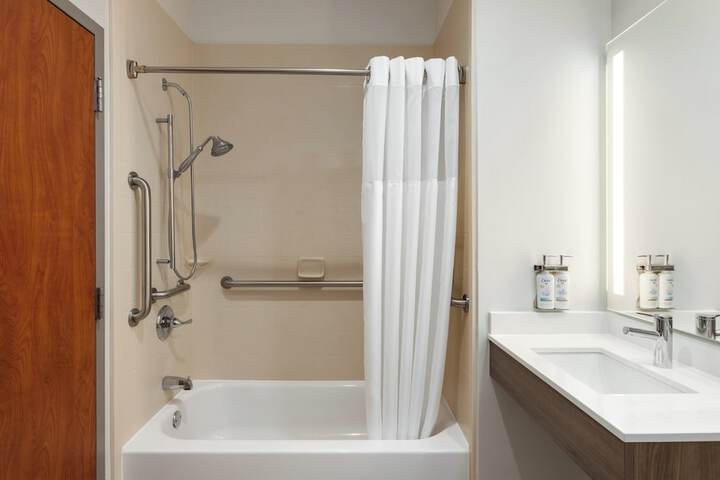 Holiday Inn Express Hotel & Suites Edmond by IHG