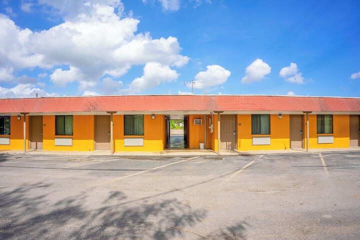 Budget Inn by OYO Edinburg Hwy 281
