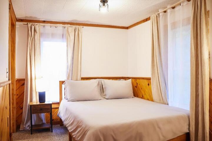 Cozy Cottage with Jacuzzi Sauna, Fire Pit and Reading Nook!
