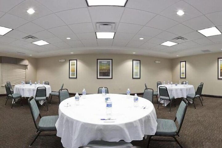 HOLIDAY INN EXPRESS & SUITES ZANESVILLE NORTH by IHG