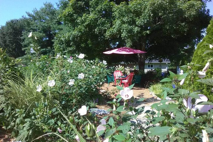 Large & Private Guest House Apt w / Patio + Views!