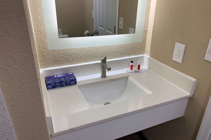 Room 4 of 10