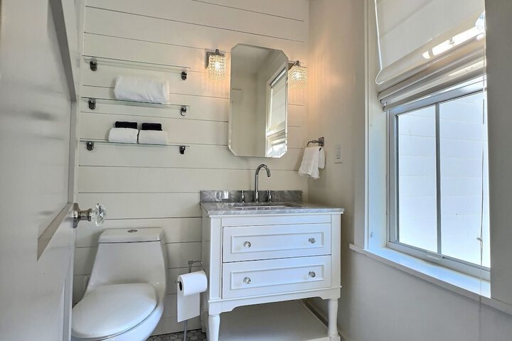 Serene 5BR Farmhouse Retreat Shoreline