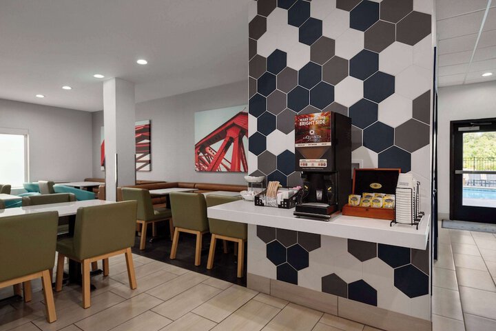 La Quinta Inn & Suites by Wyndham Gonzales LA