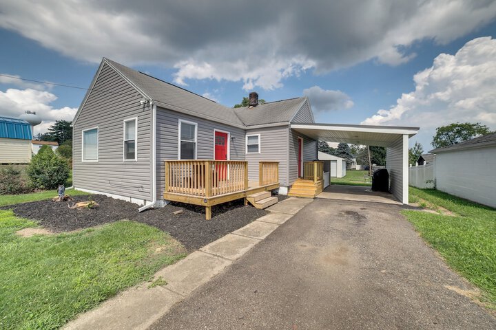 Deck & Patio: Inviting Abode in Natrona Heights!