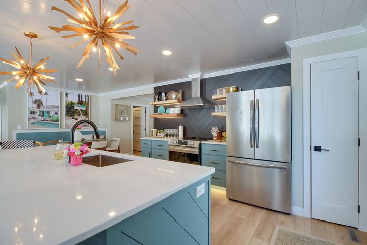 Home Rental on Detroit Lake: Dock Game Room!
