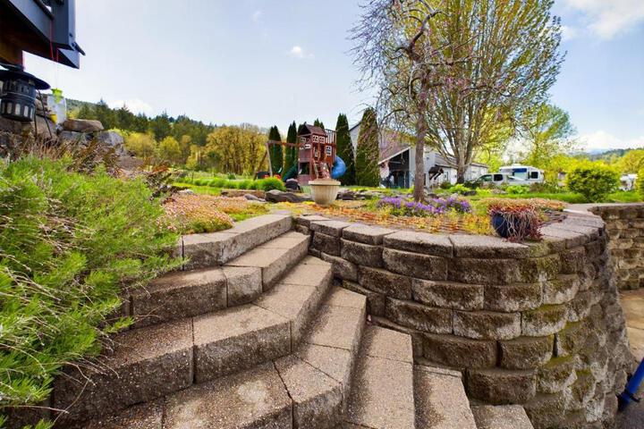 Beautiful Country Apartment AC, Pickleball, Billiards, Playground, Gardens