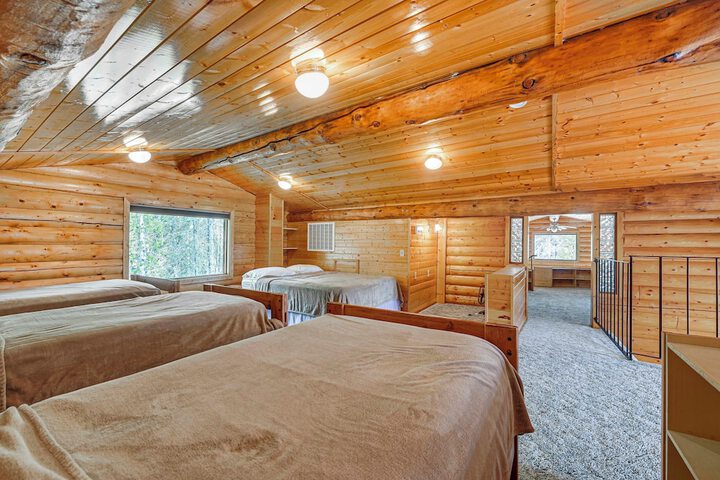 Roomy Log Cabin w / Hot Tub Walk to Kenai River!