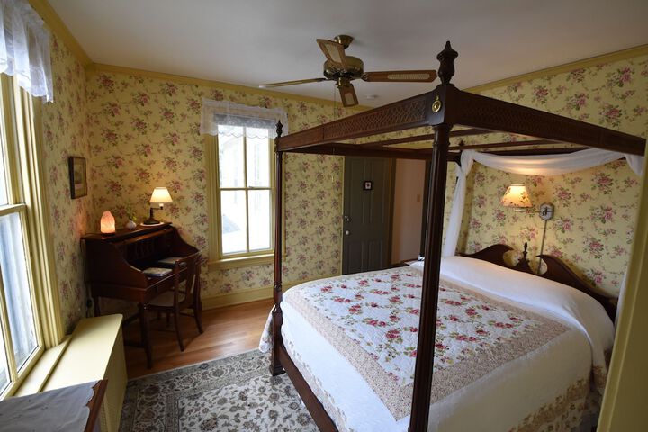 Room 32 of 65