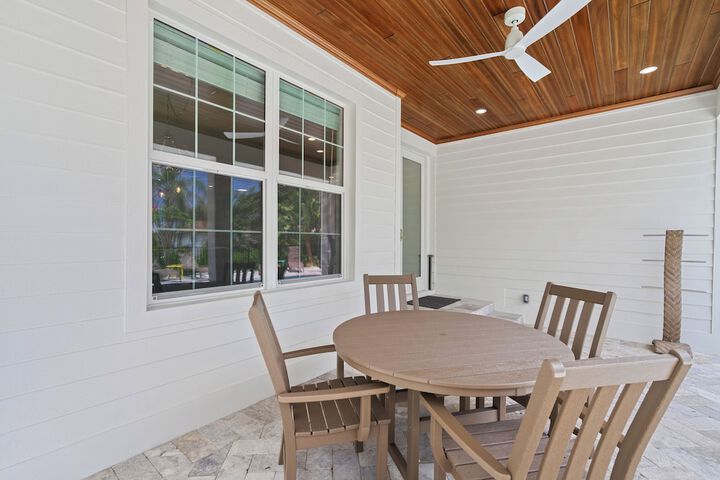 Sardinia Vacation Rental: Delightful Coastal Home near Vanderbilt Beach. Relax in a Private Pool and Spacious 4-BR Retreat with Modern Amenities. Ideal for Families. Minutes from Mercato and Local Attractions