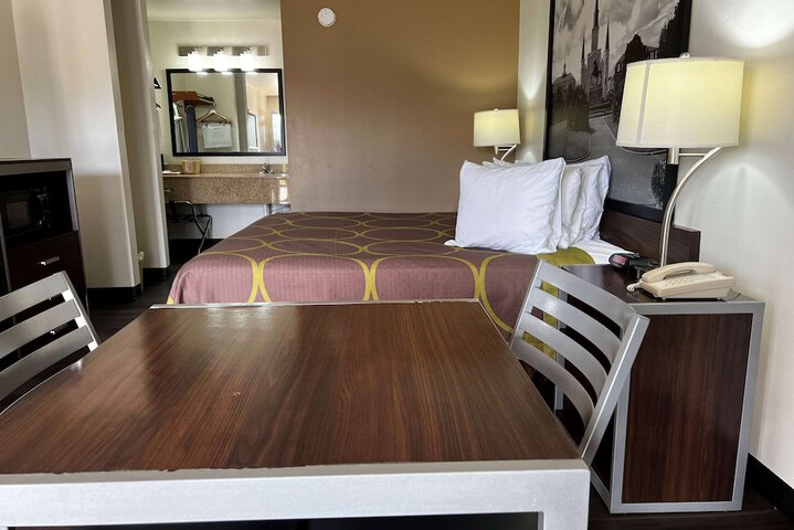 Super 8 by Wyndham Slidell