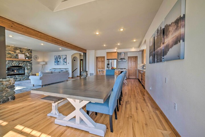 Spacious Lake Stevens Home w / Fire Pit Patio