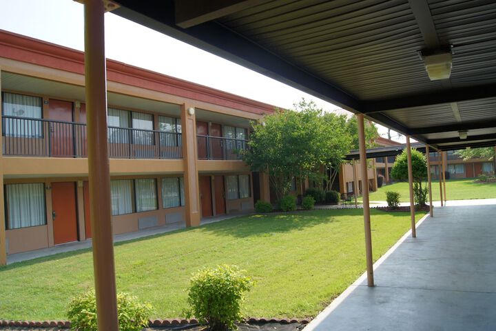 Hotel Exterior 105 of 110