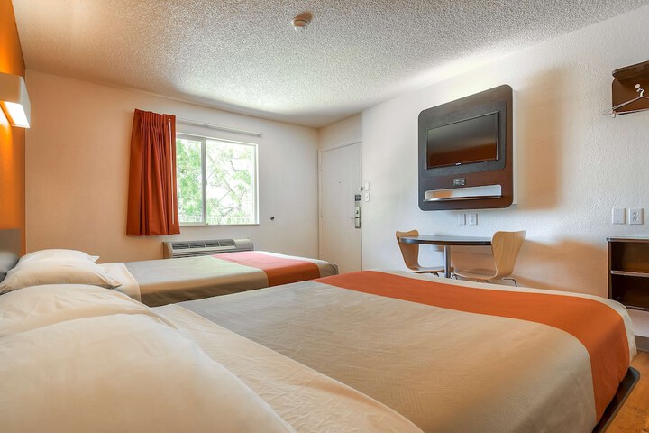 Room 9 of 20