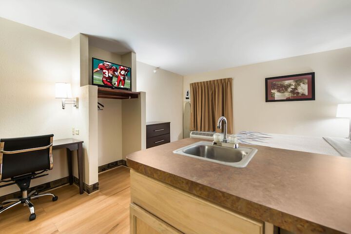 Econo Lodge Inn & Suites