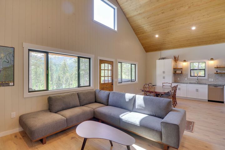 Lakeside Cabin Retreat w / Private Hot Tub!