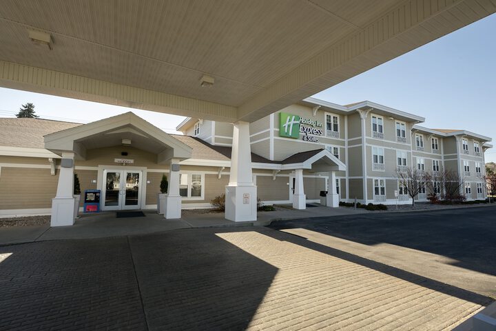 Holiday Inn Express Hotel & Suites Iron Mountain by IHG