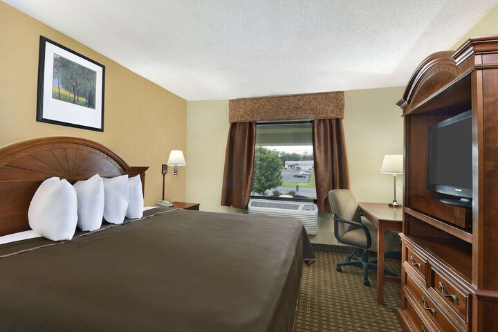 Howard Johnson Hotel & Suites by Wyndham Allentown / Dorney