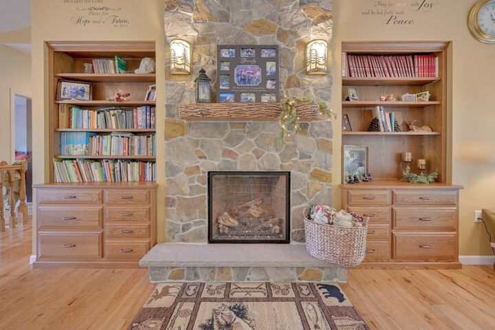 Family-friendly Retreat w / Deck in Cassville!