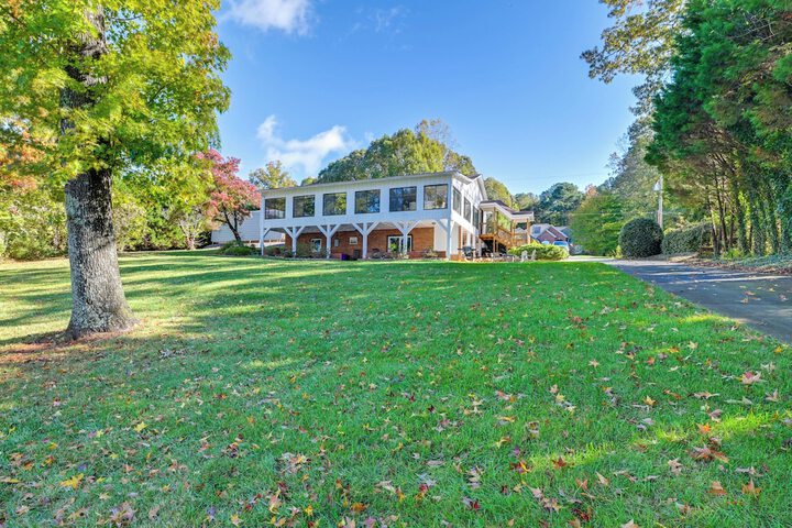 Spacious Lake Norman Retreat w / Boat Ramp!