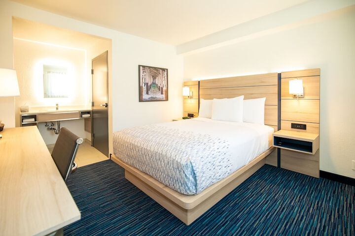 Room 10 of 27
