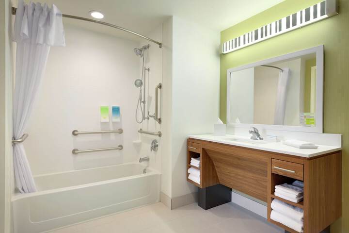 Room 10 of 28