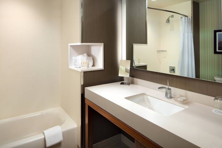 Courtyard by Marriott Erie Bayfront