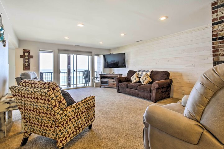 Beachfront Lincoln City Condo-patio & Pool Access!