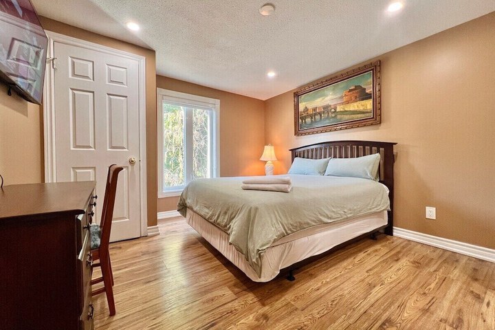 Cozy Home Near Transit & Hillcrest Mall with Free Parking