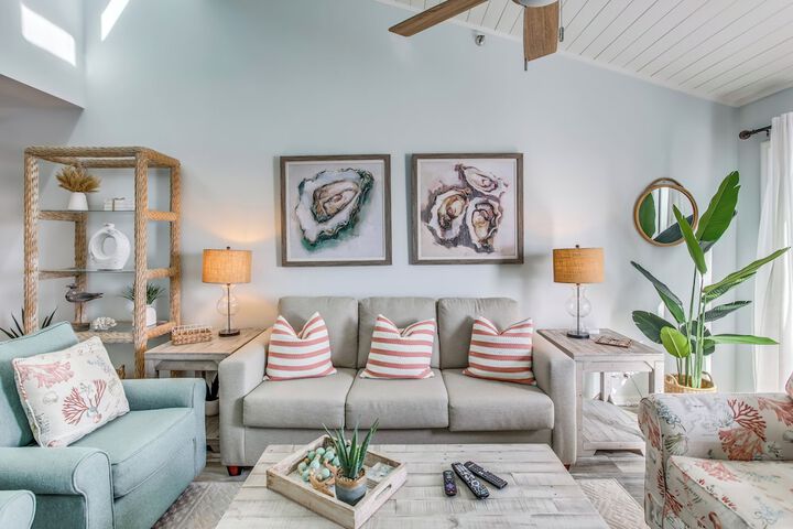 salt & Light Oceanfront Condo w / Pool & Elevator
