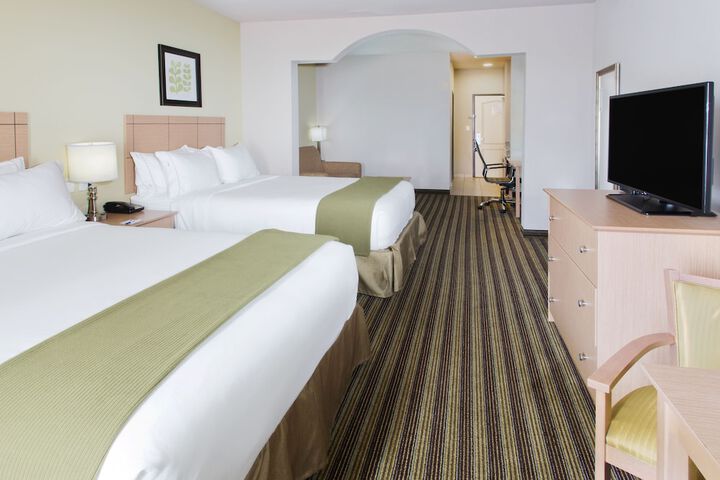 Holiday Inn Express Hotel & Suites Alvarado by IHG