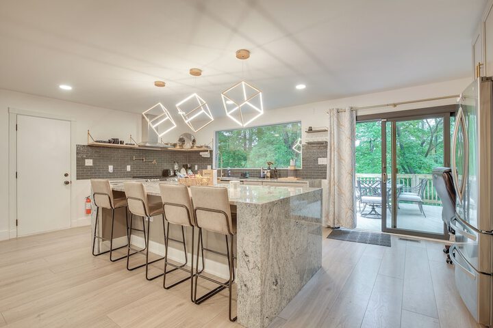 Spacious Riverfront Delaware Home w / Views