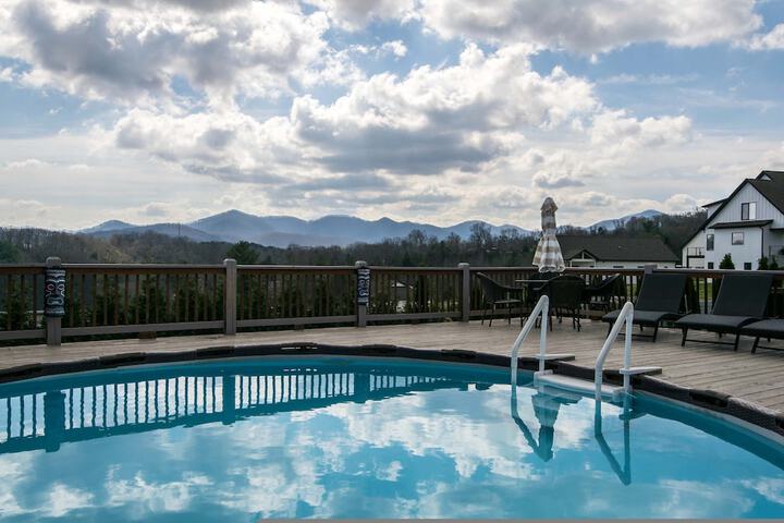 Poolside ADU w Sauna Free Tix Tiki Bar Retreat