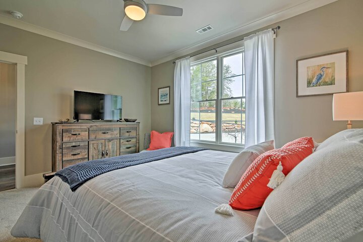 Lake Keowee Home With Balcony & Boat Dock!