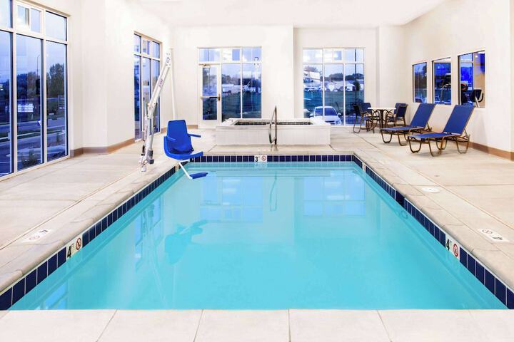 Microtel by Wyndham Vernal / Naples