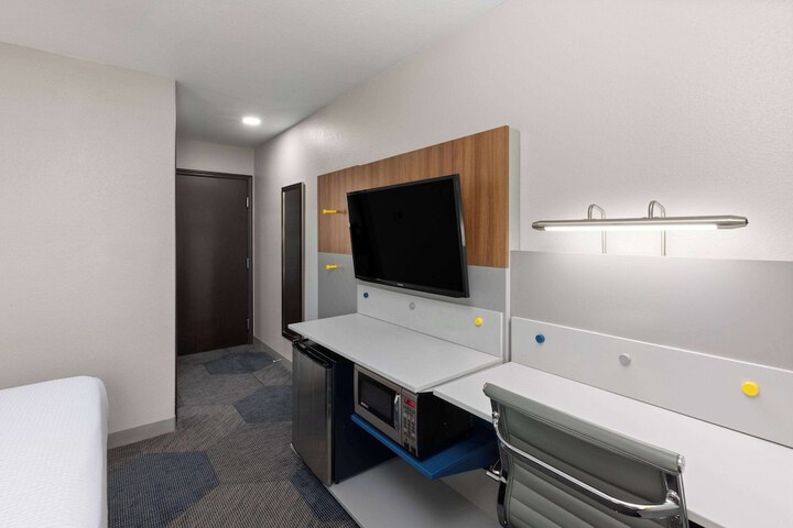 Room 15 of 28