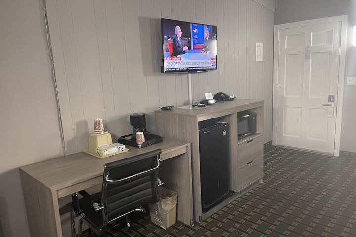 Room 9 of 84