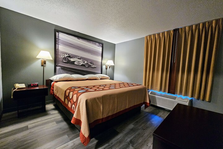 Super 8 by Wyndham Cloverdale IN