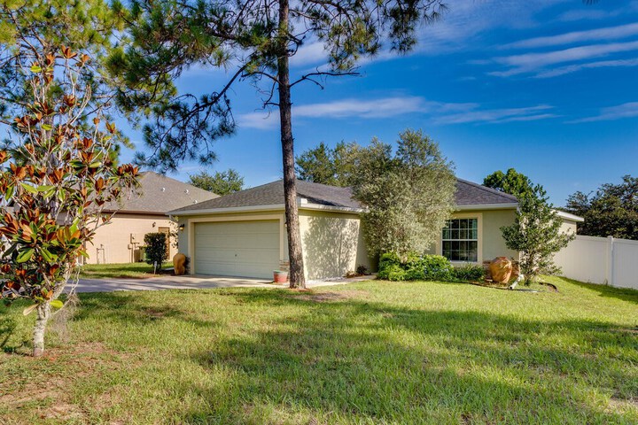 Charming Leesburg Getaway w / Screened Porch!
