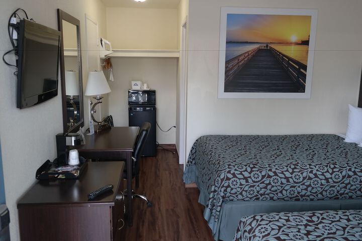 Room 6 of 18