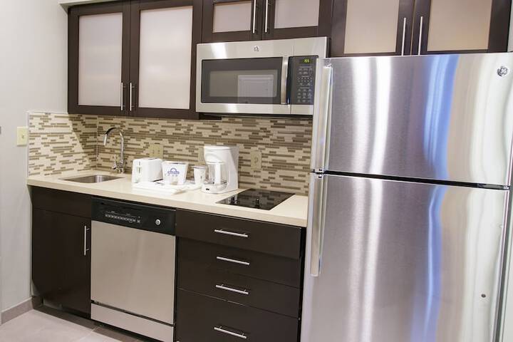 Days Inn & Suites by Wyndham Port Arthur
