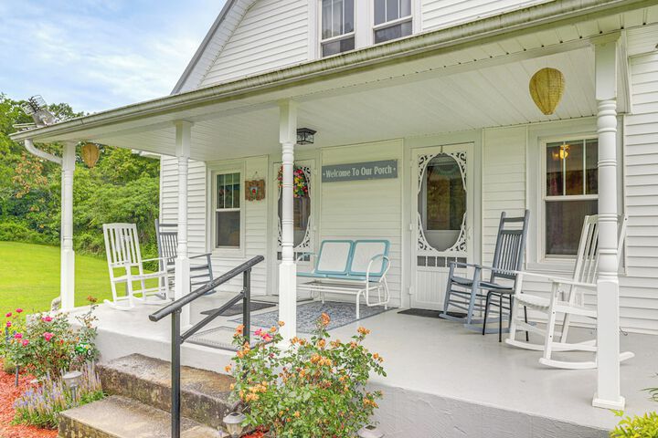 grandma's Farm House on 125 Acres w / Fire Pit!