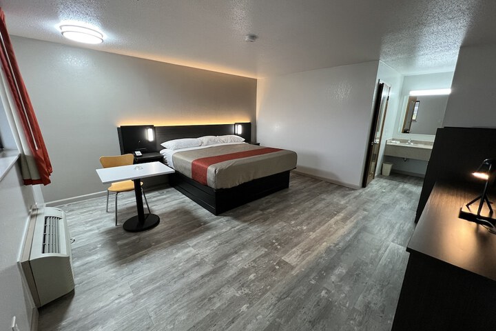 Room 33 of 72