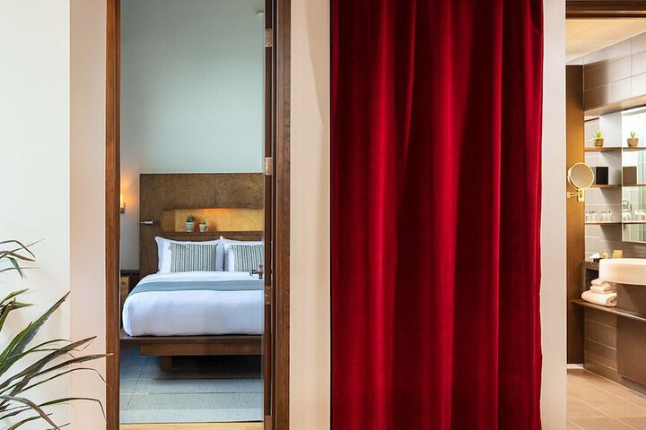 Room 27 of 43