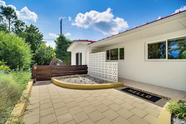 Private Oasis w / Pool: Walk to Melbourne Beach!