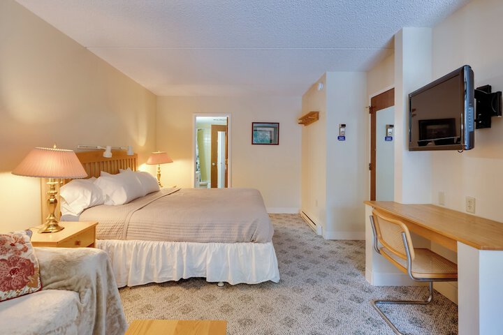 Close to Smuggs Lifts! Cozy Mountain-view Condo