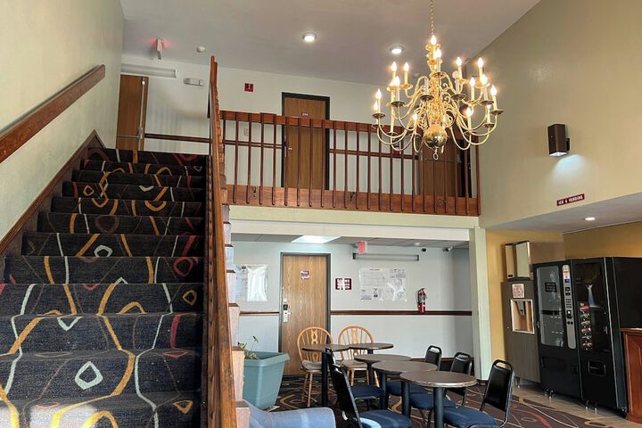 Deluxe Inn