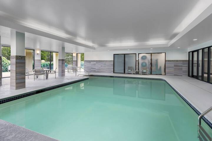 Courtyard by Marriott Manchester - Boston Regional Airport