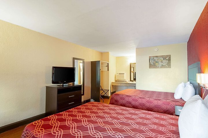 Room 10 of 28